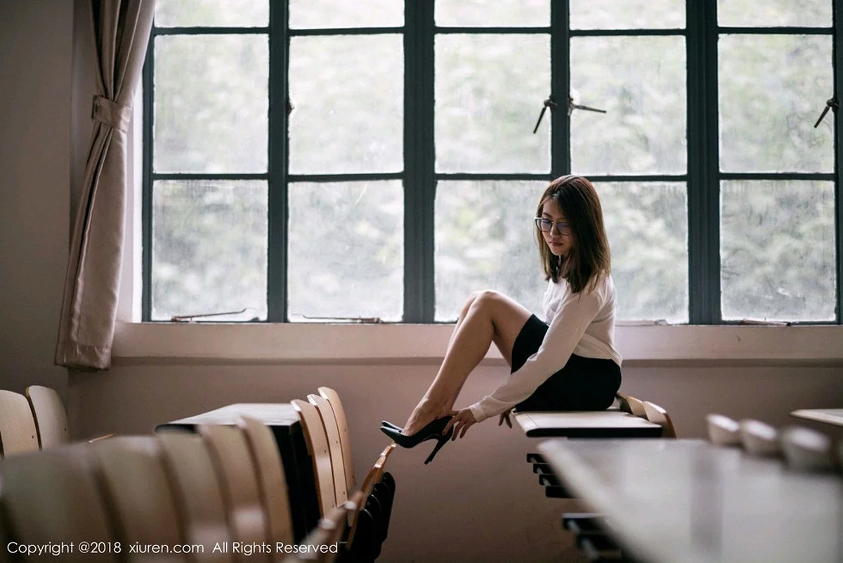 [XiuRen秀人网]No.1267_女神许诺Sabrina性感教师制服白衬衣配黑短裙秀美腿写真44P-秀人集