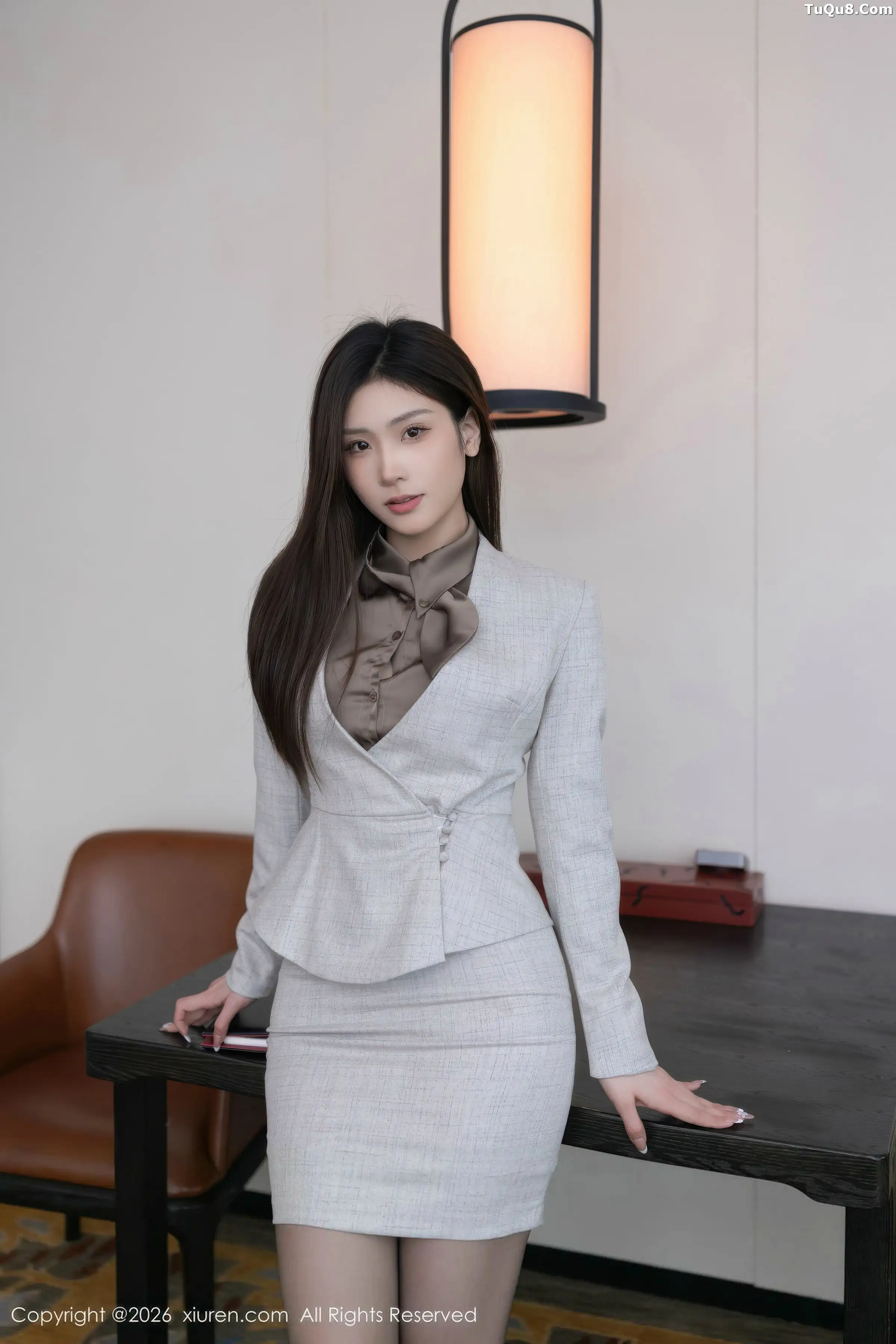 [XiuRen秀人网]No.11210_模特刘婷婷性感灰色OL服饰露黑色内衣配黑丝袜秀美腿诱惑写真70P-秀人集